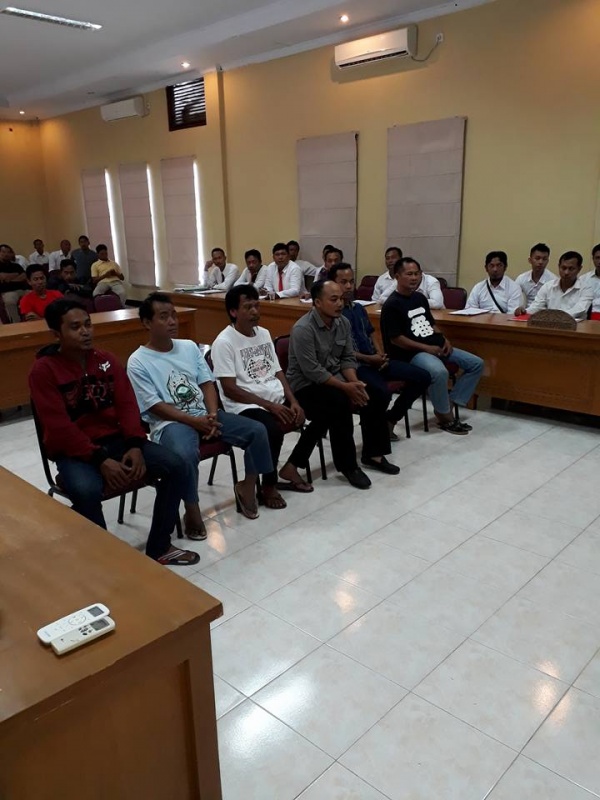 Sidang di Luar Gedung Pengadilan